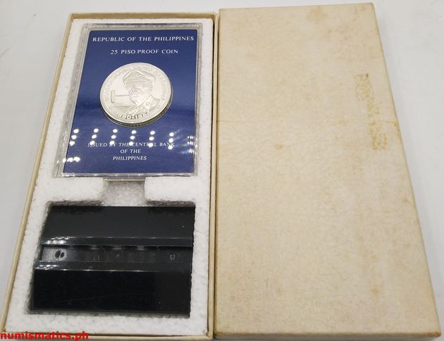 1980 25 Piso Ikasangdaang Taong Kaarawan General Douglas MacArthur Proof Stand with Box Commemorative Coin