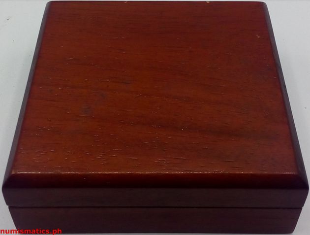 1994 100 Piso 50th Anniversary Leyte Gulf Landings Commemorative Coin Box CLosed
